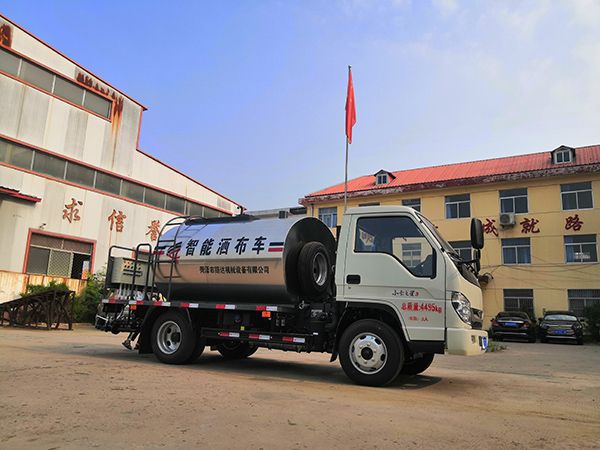 三噸藍(lán)牌瀝青灑布車